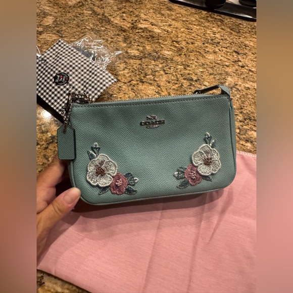 COACH TEAL HAWAIIAN FLORAL EMBROIDERY BEADED LARGE CHAIN WRISTLET F29378 - Picture 2 of 6